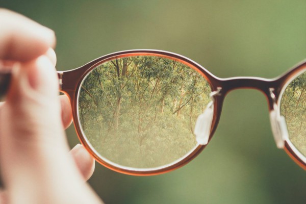 5 Tips Membersihkan Kacamata dengan Tepat, Kinclong Lagi!