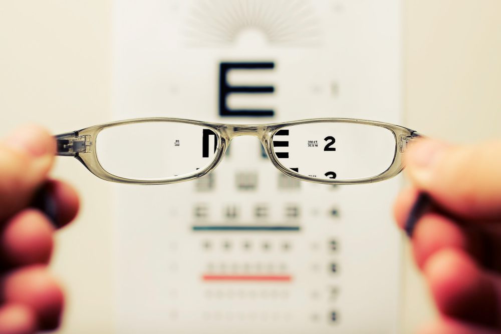 5 Tips Membersihkan Kacamata dengan Tepat, Kinclong Lagi!