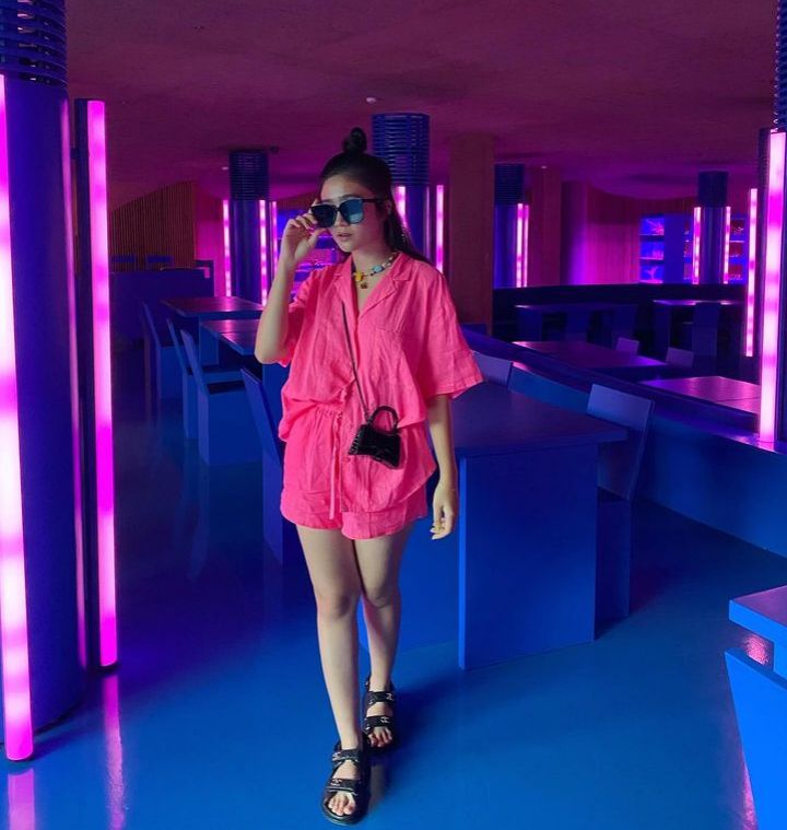 9 Inspirasi Outfit Serba Pink ala Febby Rastanty, Super Matching!