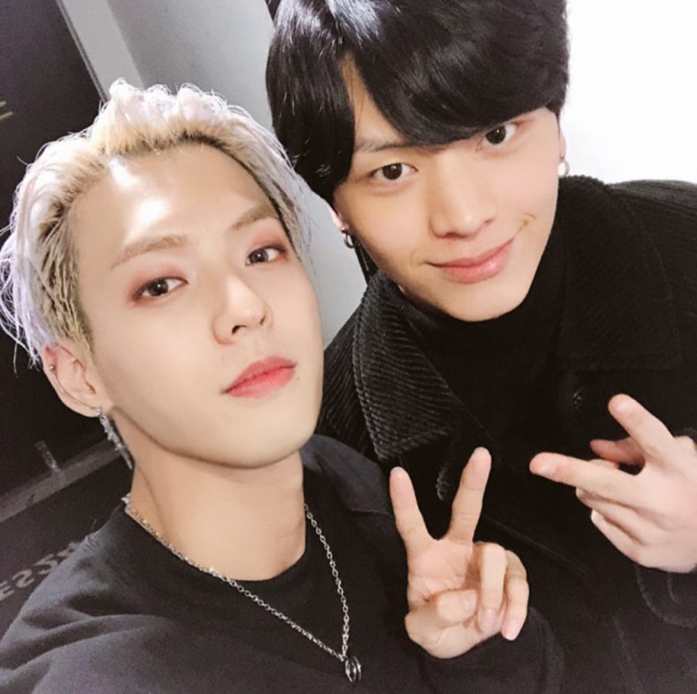 7 Idol KPop Cowok yang Duet dengan Rekan Grup di Album Solo