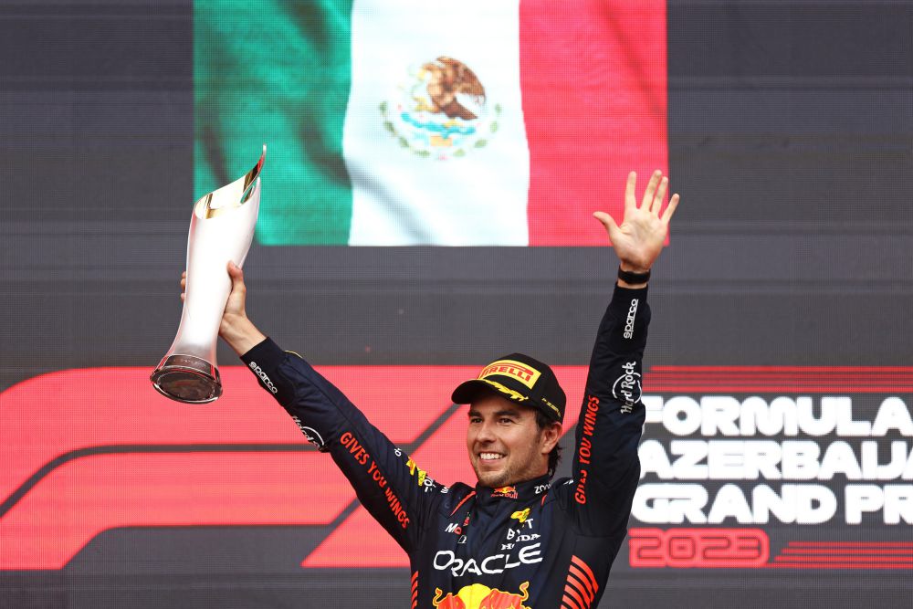 9 Foto Aksi Sergio Perez dengan Trofinya di Atas Podium Formula 1 2023