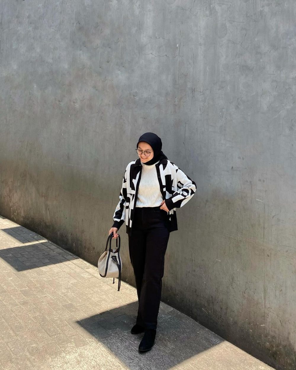 10 Style Outfit Hijab Monokrom ala Alaeka Bachir, Look-nya Stylish!