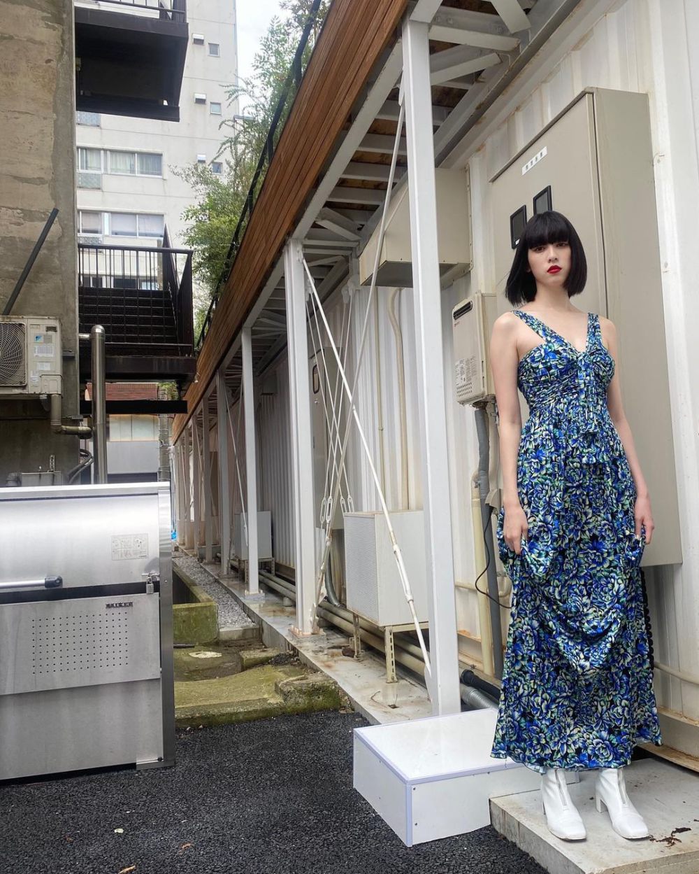 7 Ide OOTD Ayaka Miyoshi dengan Outfit Biru, Segar dan Modis!