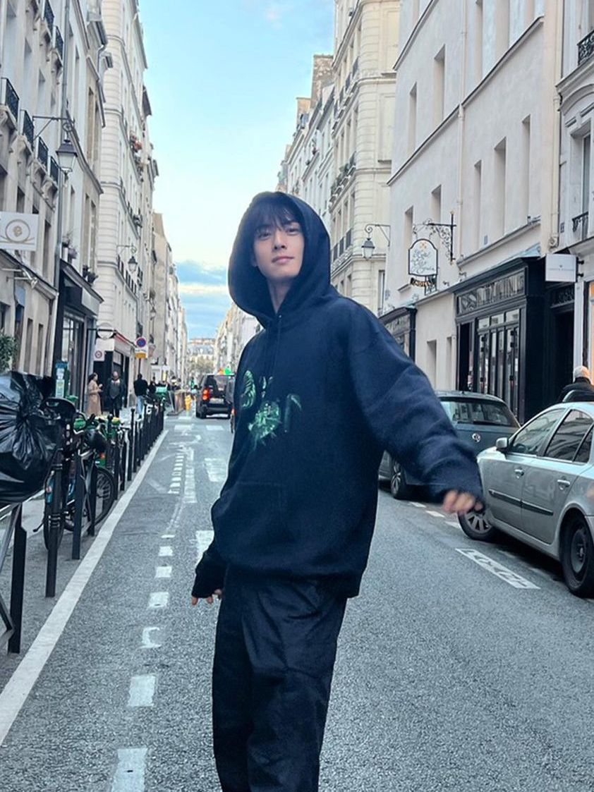 7 Inspirasi Outfit Pakai Hoodie ala Cha Eun Woo Comfy