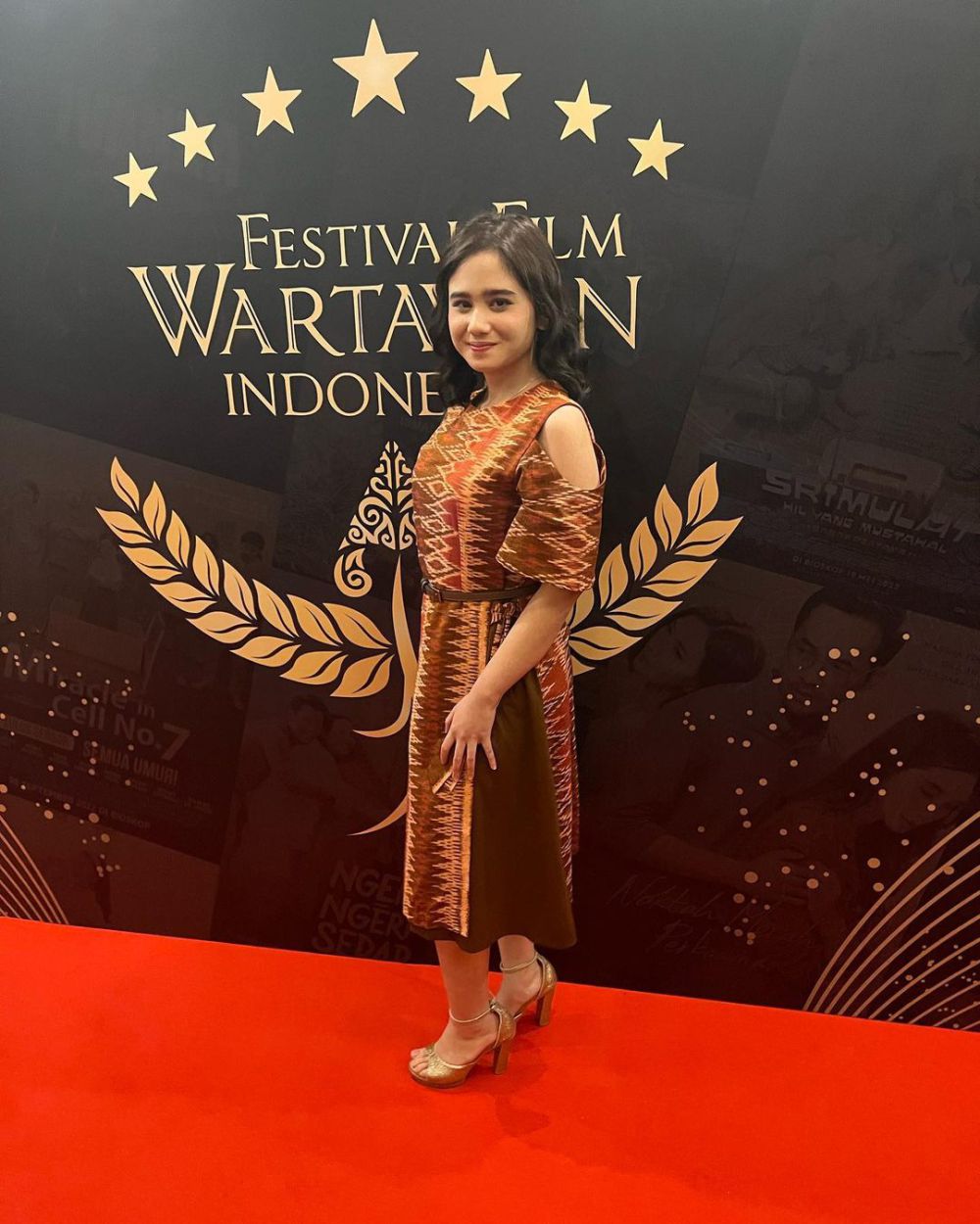 12 Penampilan Tissa Biani dengan Batik, si Tomboy yang Anggun!