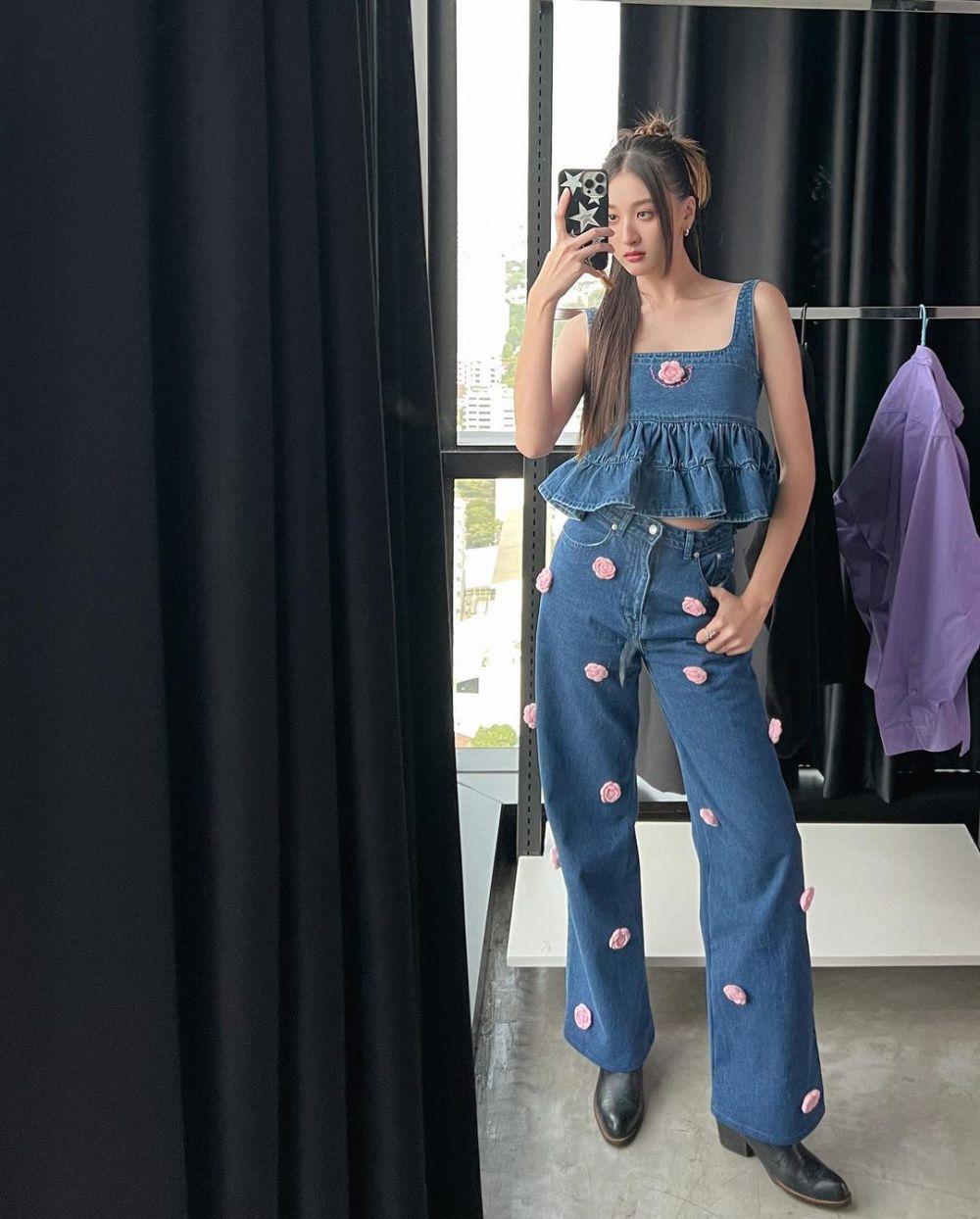 10 Inspirasi Outfit One Set ala View Benyapa, Simpel dan Catchy!