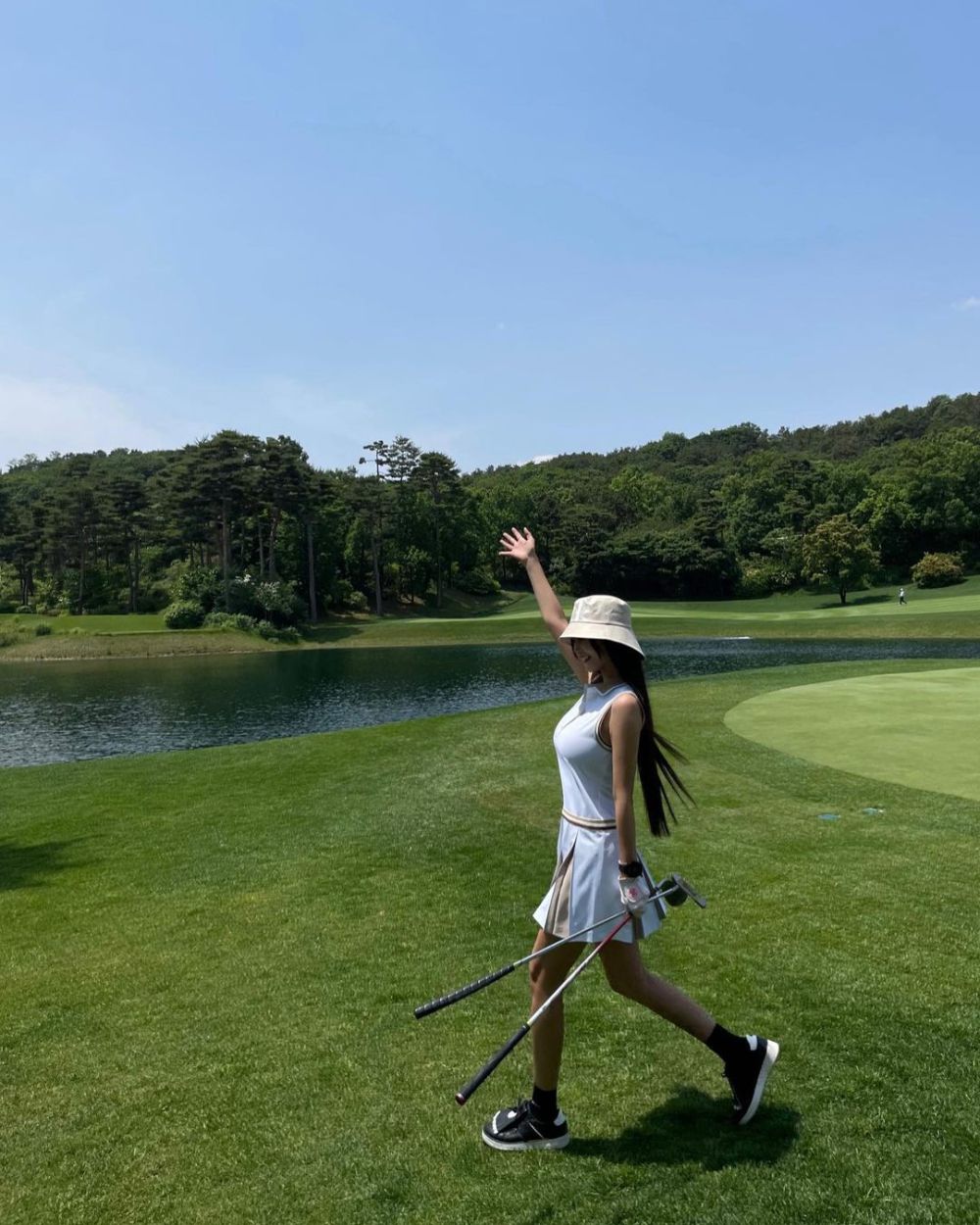 10 Inspirasi Outfit Golf Ala Qri T-ARA, Feminin dan Stylist!