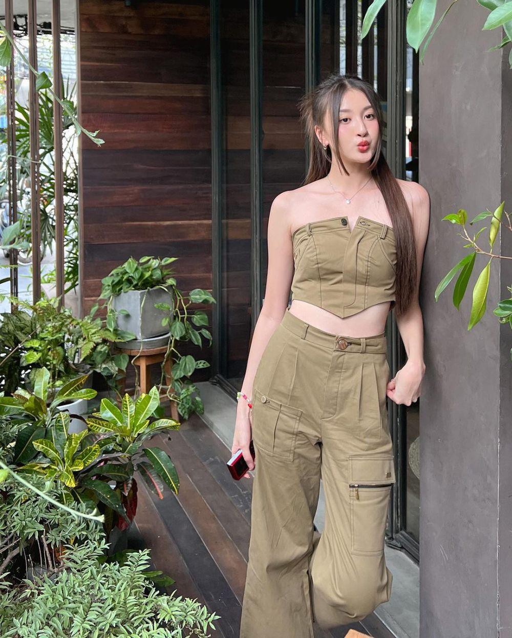 10 Inspirasi Outfit One Set ala View Benyapa, Simpel dan Catchy!