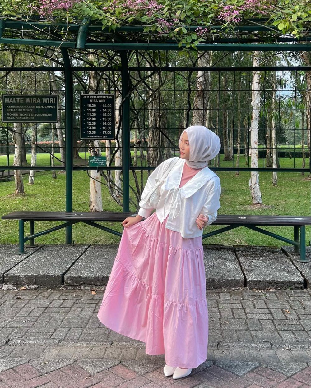 10 Outfit Hijab Girly ala Selebgram diannn.d yang Bernuansa Pink!