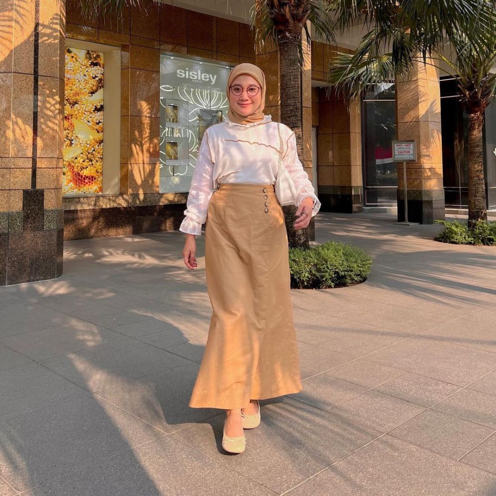 10 Ide Hijab Outfit Bernuansa Earth Tone ala Astrisyanti, Warm Abis!