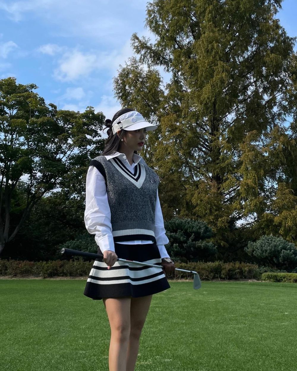 10 Inspirasi Outfit Golf Ala Qri T-ARA, Feminin dan Stylist!