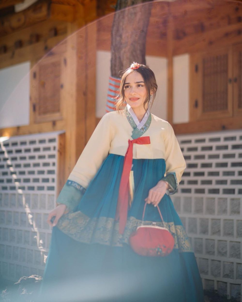 10 Potret Seleb Pakai Hanbok Liburan ke Korea 2023