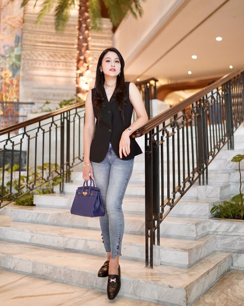 8 OOTD Casual Look Ala Sandra Dewi, Simple And Classy!