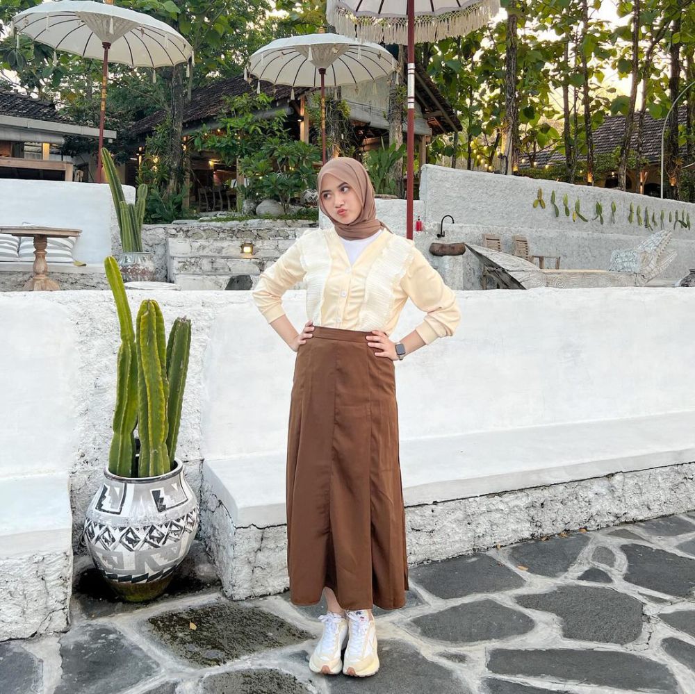 9 OOTD Earth Tone ala Adellia Halim yang Makin Aesthetic!