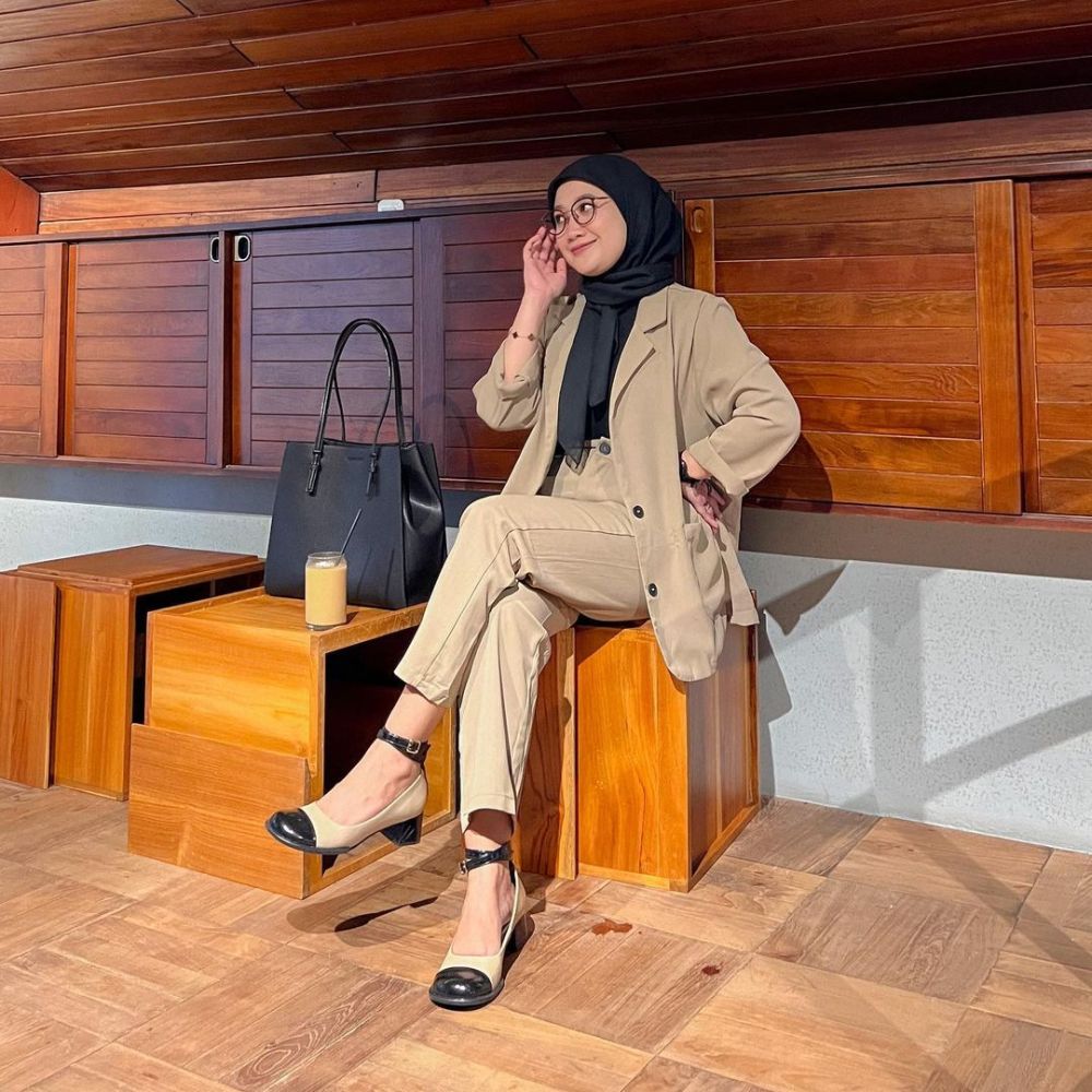 10 Ide Hijab Outfit Bernuansa Earth Tone ala Astrisyanti, Warm Abis!