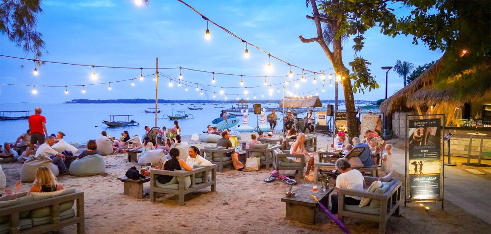 7 Tempat Dinner Tepi Pantai Bali, Romantis Sambil Moonrise