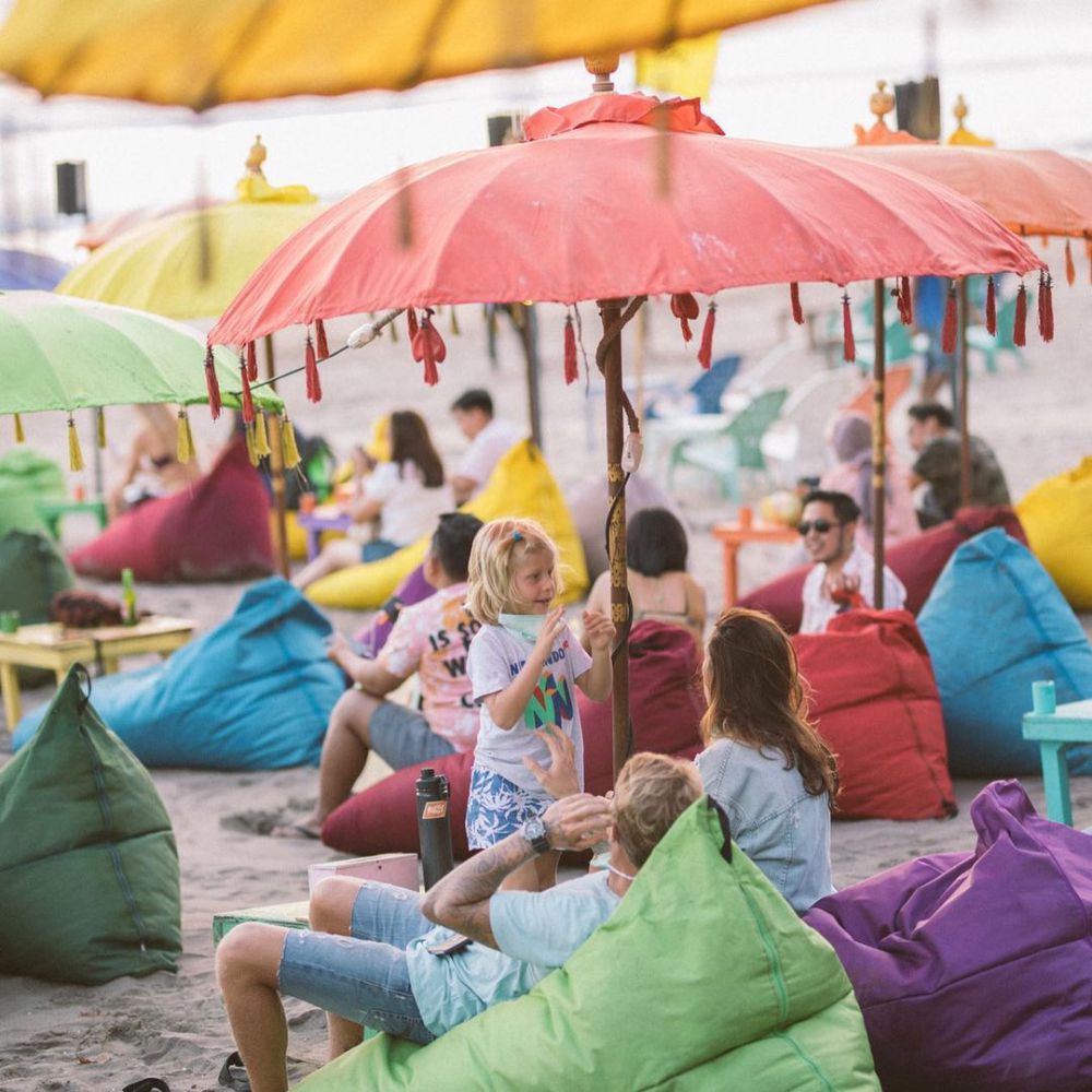 7 Tempat Dinner Tepi Pantai Bali, Romantis Sambil Moonrise