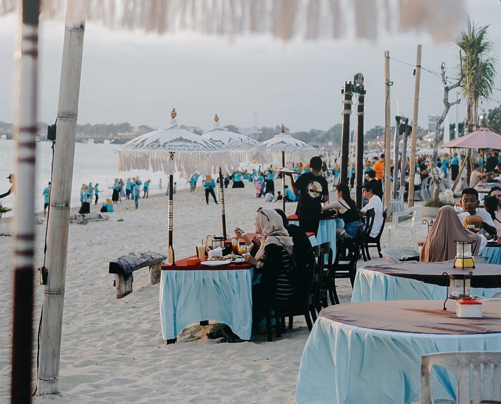 7 Tempat Dinner Tepi Pantai Bali, Romantis Sambil Moonrise