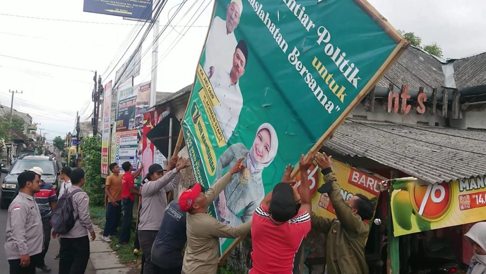 Satpol PP dan Bawaslu Tulungagung Tertibkan Baliho Caleg Melanggar