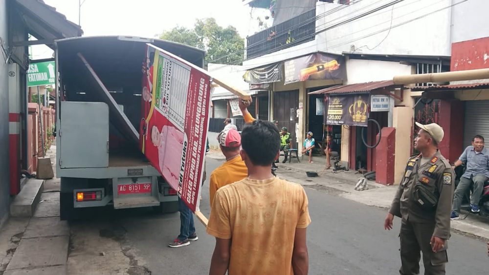 Satpol PP dan Bawaslu Tulungagung Tertibkan Baliho Caleg Melanggar
