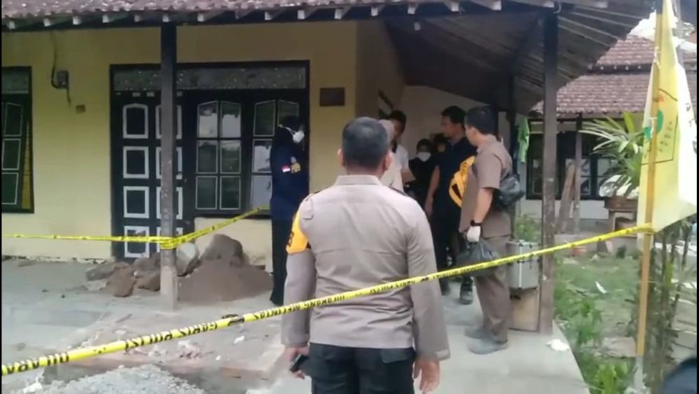 Warga Menduga Kerangka Dicor di Blitar, Istri yang Hilang