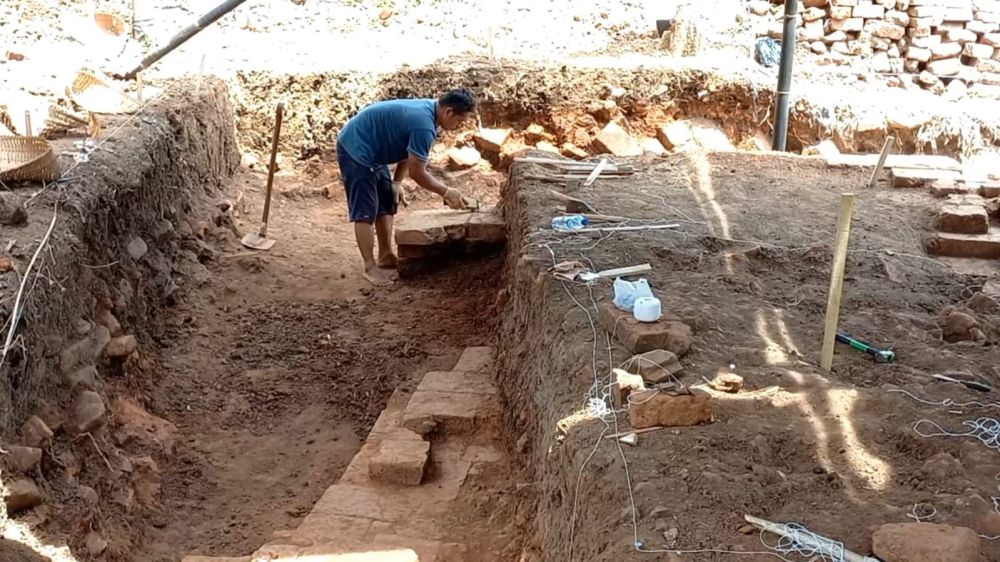 Ekskavasi Situs Candi di Trenggalek, Petugas Temukan Relief Terakota
