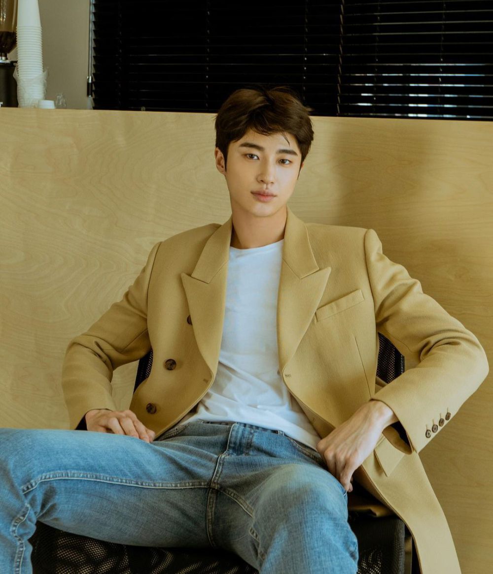 7 Ide Styling Celana Jeans Byeon Woo Seok, Gak Bikin Boring
