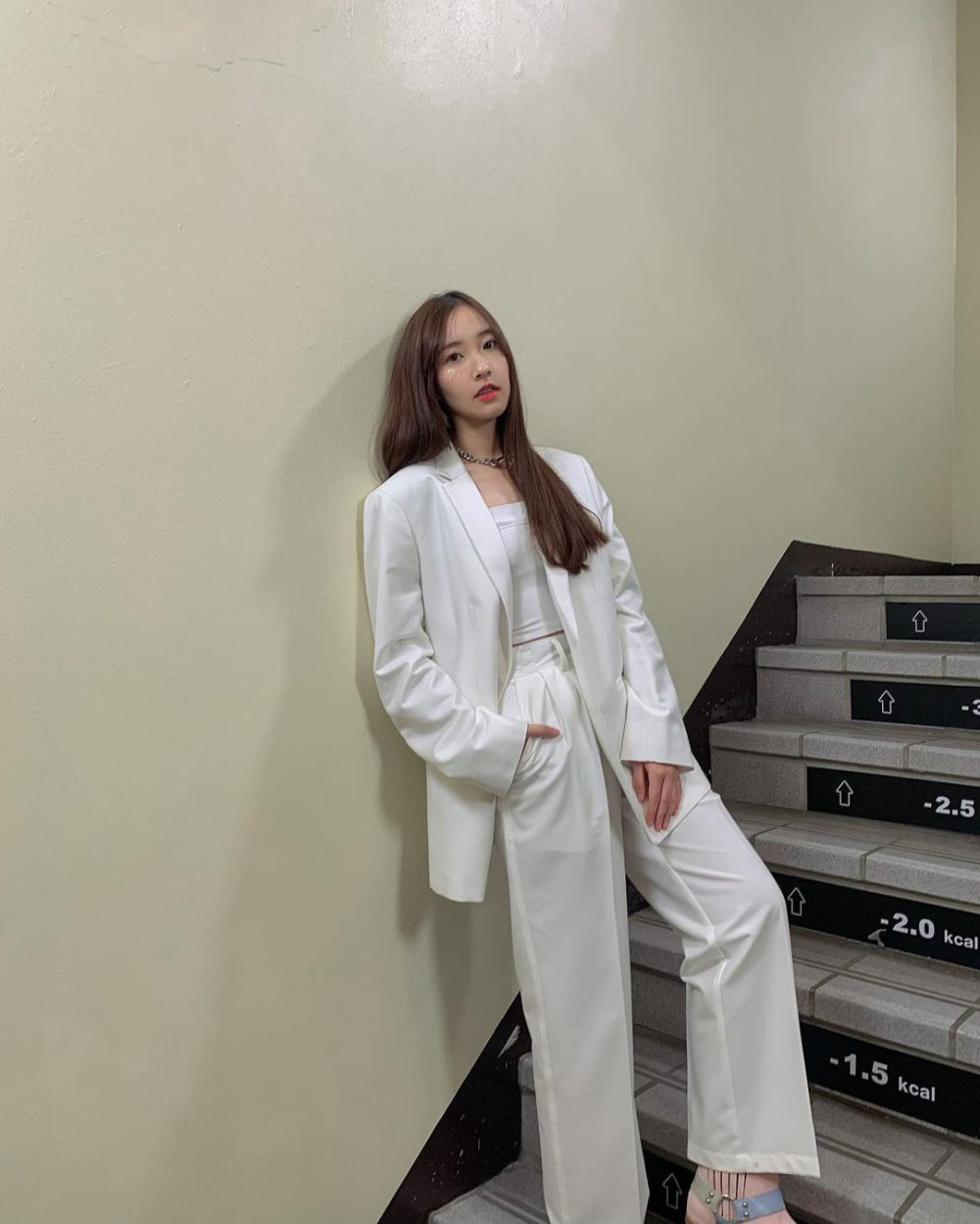 8 Mix and Match White Outfit ala Puimek Napasorn, Effortless! 
