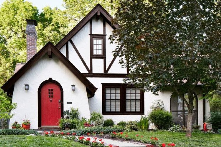 10 Inspirasi Desain Eksterior Rumah Gaya Tudor untuk Properti Sewaan