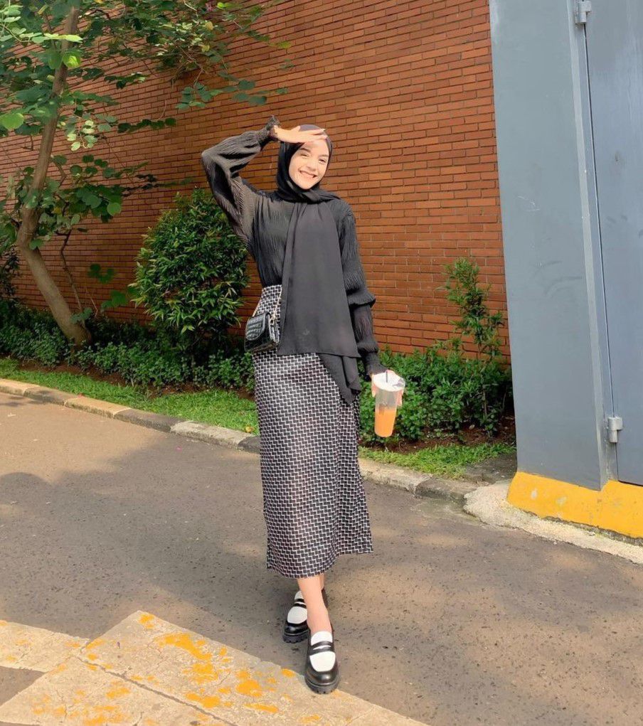 11 Outfit Hitam Putih Buat ke Kantor ala Febiola Nabila, Anti Boring!