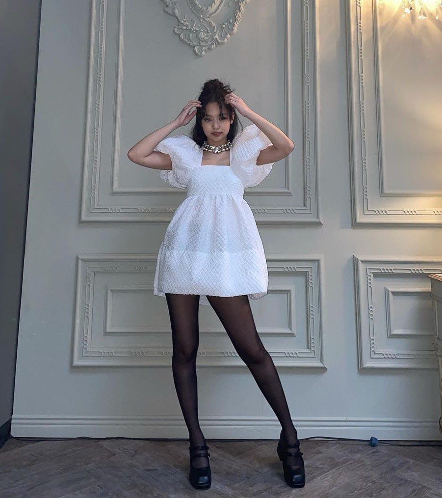 9 Ide Styling Mini Dress Putih ala Jennie BLACKPINK, Anti Mainstream