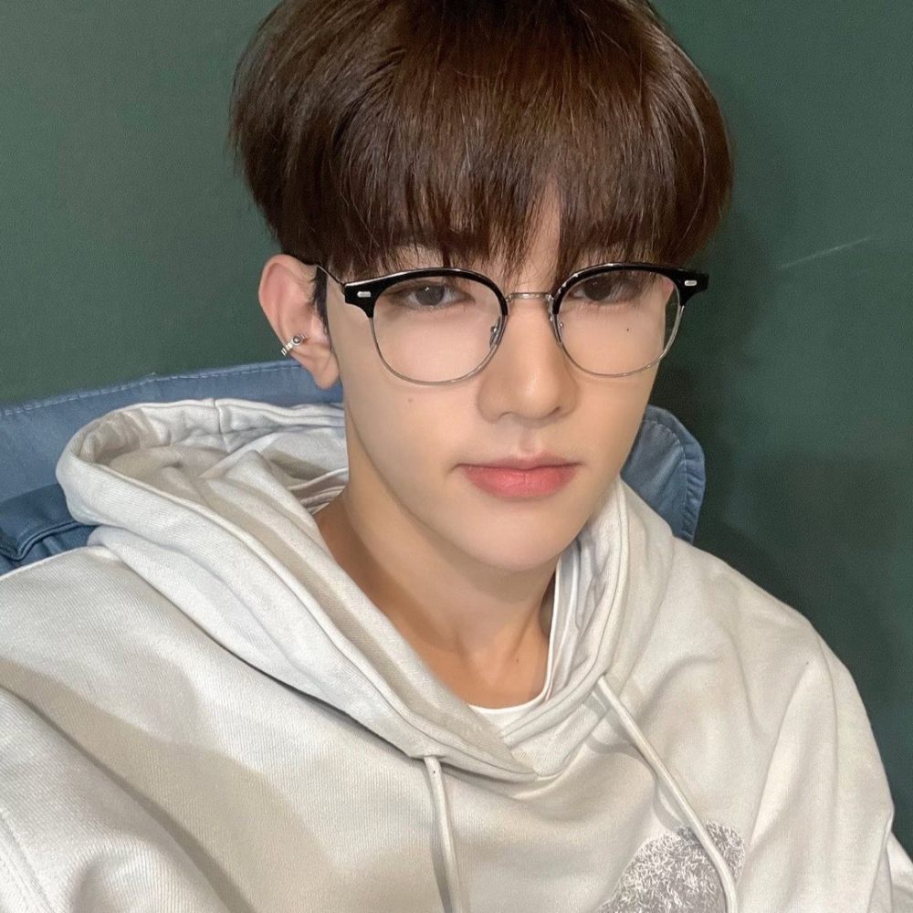 7 Idol KPop Cowok Ini Menangis saat Mendengarkan Lagu