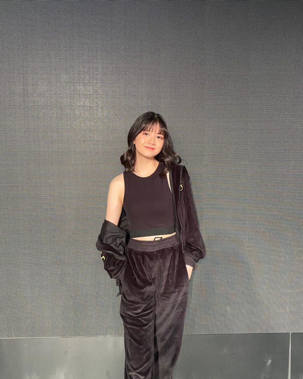 10 Inspirasi Black Outfit ala JKT48, Kasual hingga Formal