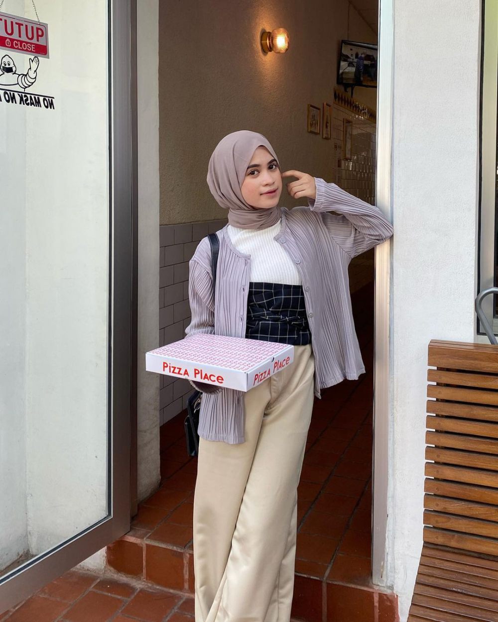 8 Padu Padan High Waist Pants ala Aisyah Ibrahim, Super Chic! 