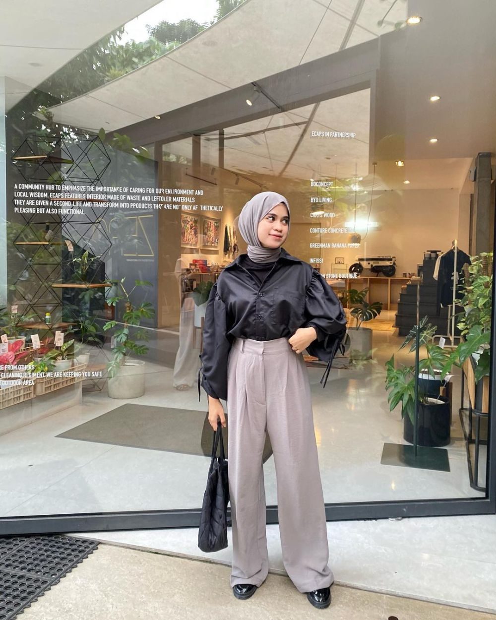 8 Padu Padan High Waist Pants ala Aisyah Ibrahim, Super Chic! 