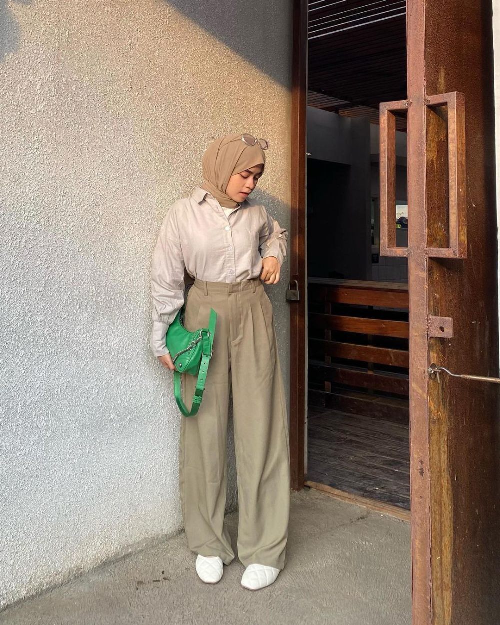 8 Padu Padan High Waist Pants ala Aisyah Ibrahim, Super Chic! 