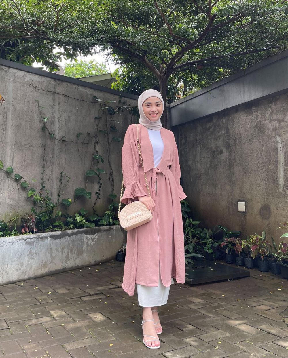 7 Referensi OOTD Ngantor Selebgram Tania Dewi, Didominasi Blus Feminin