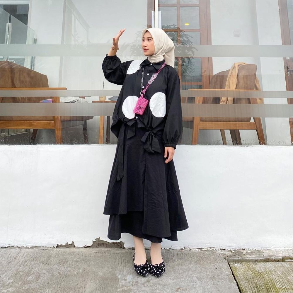 9 Ide Style Hijab Pakai Rok Hitam Polos ala Risa Larasati, Elegan! 