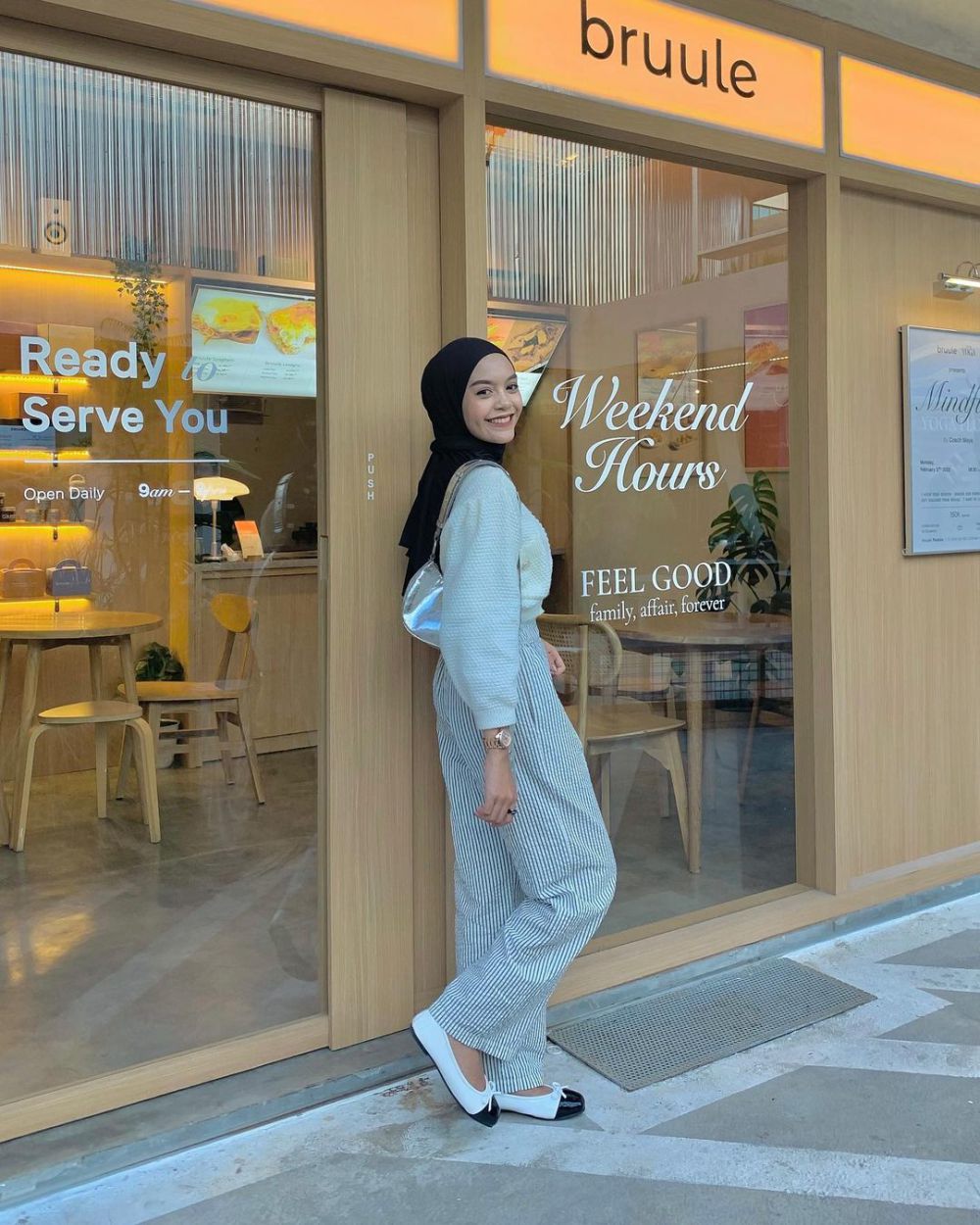 11 Outfit Hitam Putih Buat ke Kantor ala Febiola Nabila, Anti Boring!