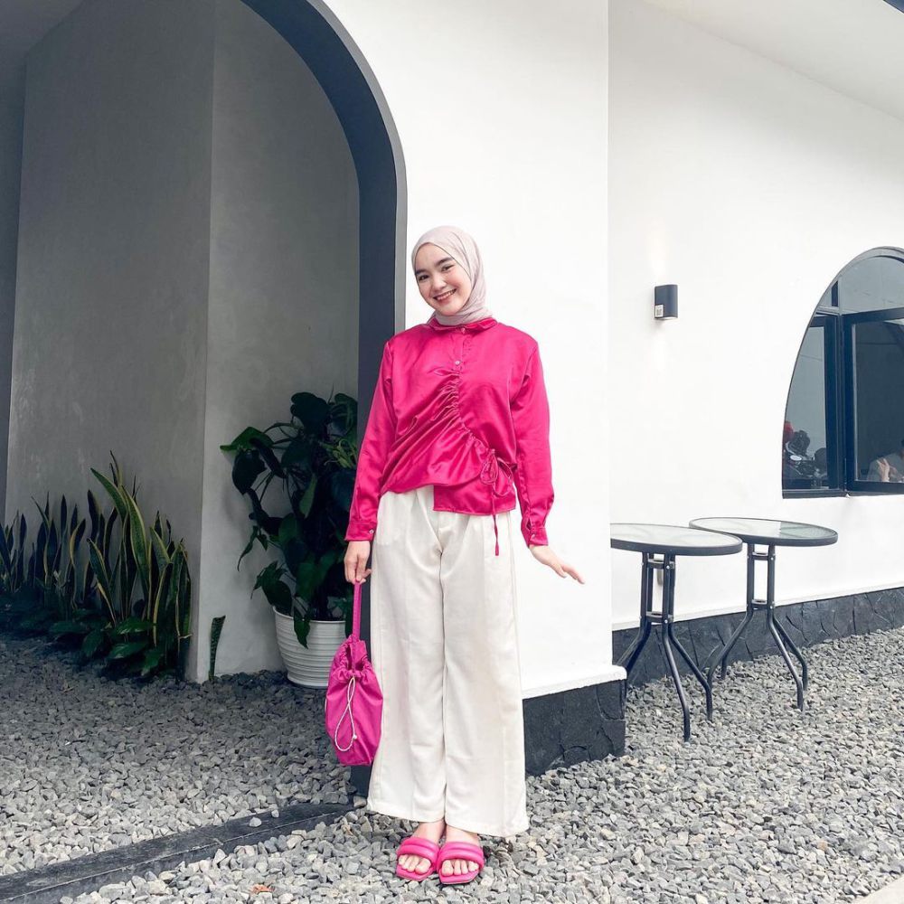 7 Styling Outfit Satin ala Karina Arsanti buat Kondangan dan Hangout  