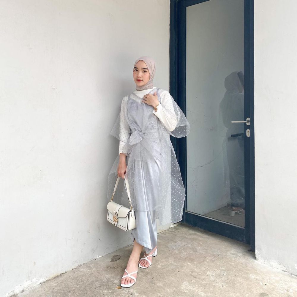 7 Styling Outfit Satin ala Karina Arsanti buat Kondangan dan Hangout  