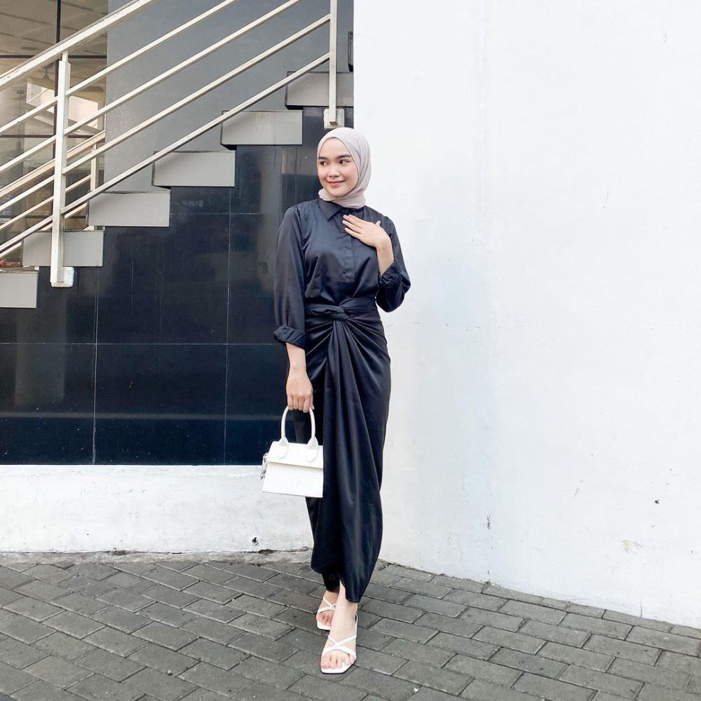 7 Styling Outfit Satin ala Karina Arsanti buat Kondangan dan Hangout  