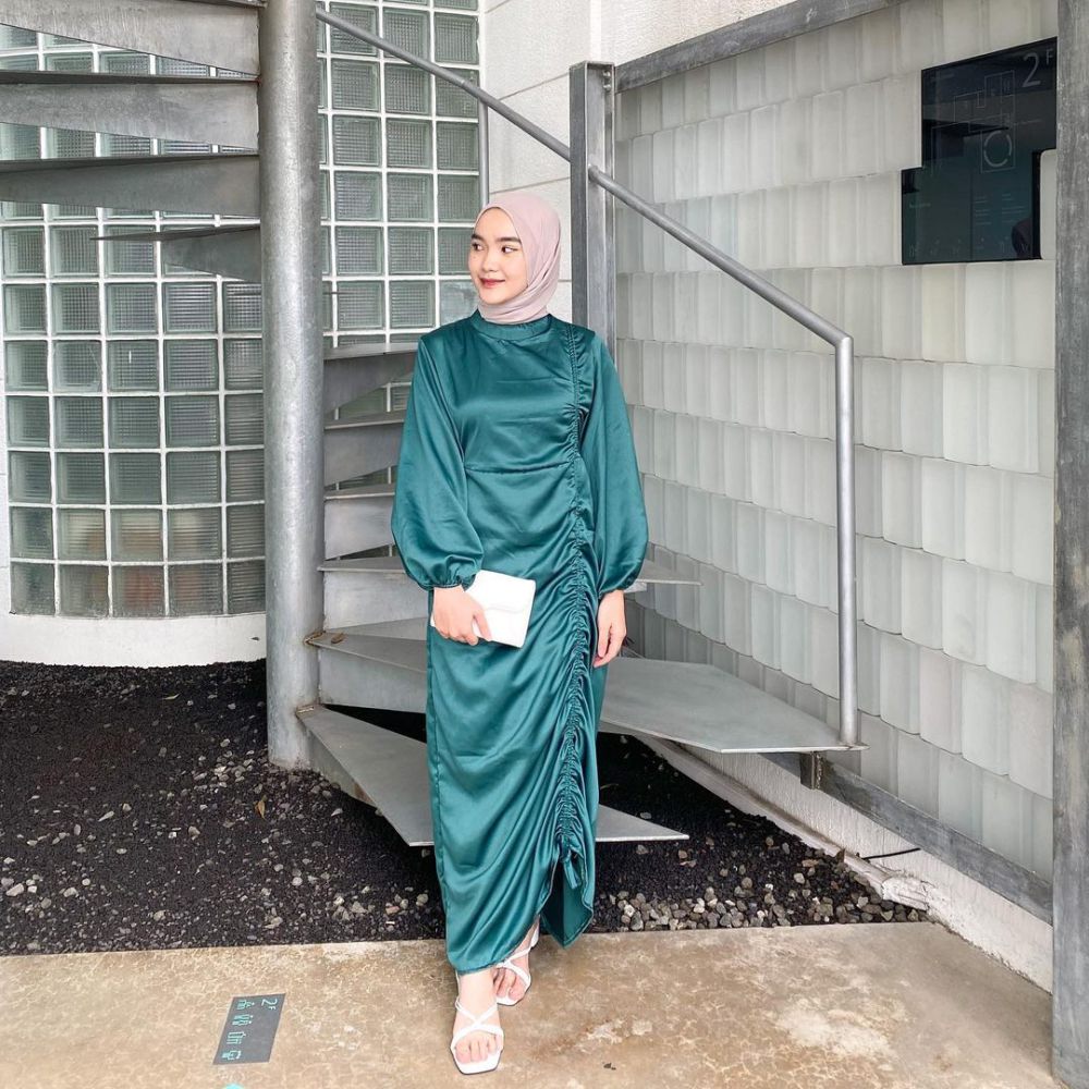 7 Styling Outfit Satin ala Karina Arsanti buat Kondangan dan Hangout  