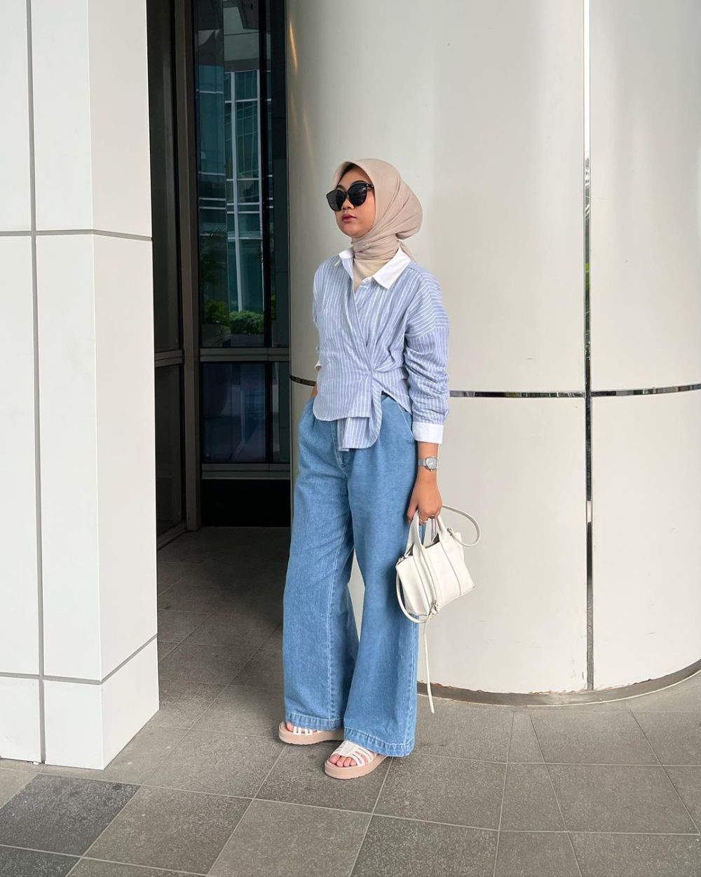 10 Kombinasi Outfit Hijab Pakai Sandals ala Sherly Rumamby yang Chic
