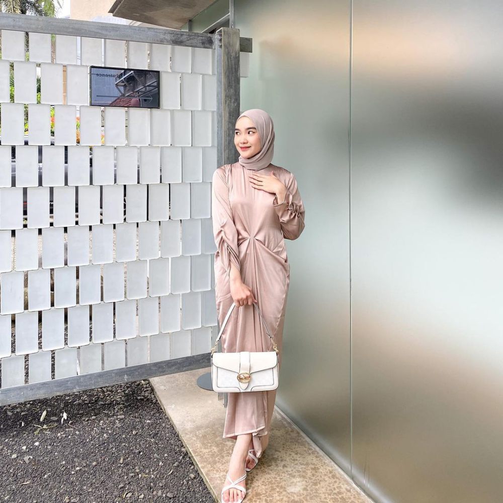 7 Styling Outfit Satin ala Karina Arsanti buat Kondangan dan Hangout  