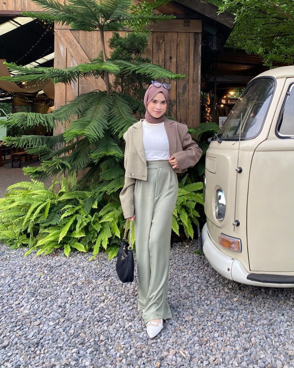 8 Padu Padan High Waist Pants ala Aisyah Ibrahim, Super Chic! 