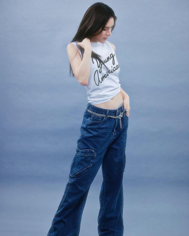 10 Inspirasi OOTD Stylish Pakai Celana Jeans ala Punpun Sutatta
