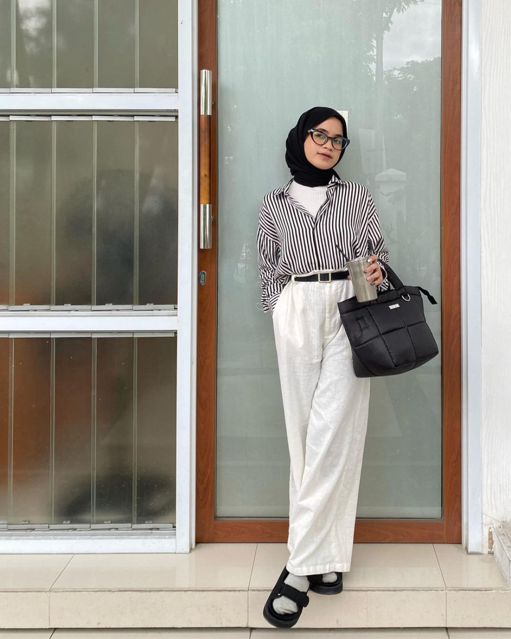 8 Padu Padan High Waist Pants ala Aisyah Ibrahim, Super Chic! 