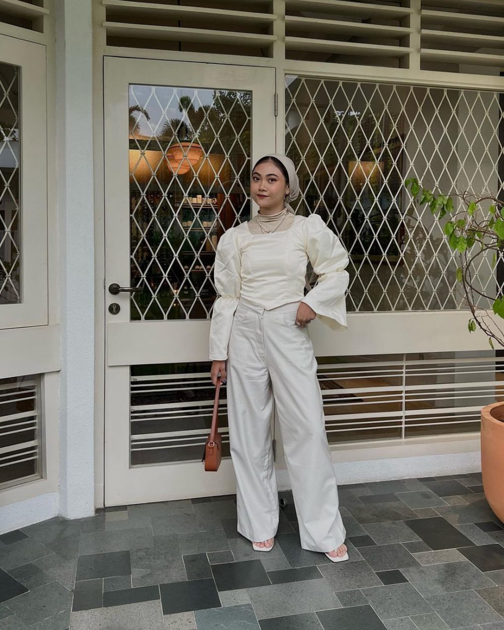 10 Kombinasi Outfit Hijab Pakai Sandals ala Sherly Rumamby yang Chic