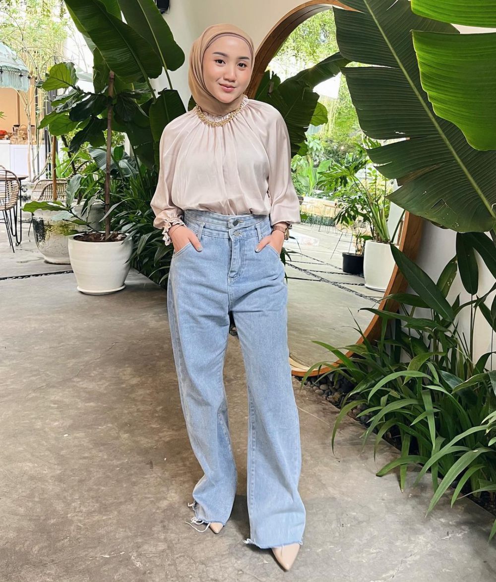 7 Ide Styling Loose Jeans buat Ngampus ala Thafanya Sabila, Trendy! 